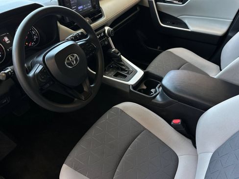 Used 2021 Toyota RAV4 XLE w/ Convenience Package FWD image 10