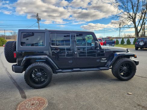 Used 2018 Jeep Wrangler Unlimited Sahara AWD/4WD image 17