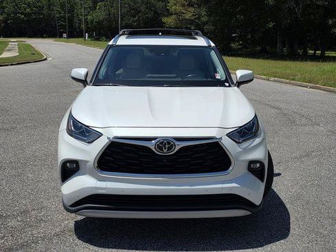 Certified 2021 Toyota Highlander Platinum FWD image 2