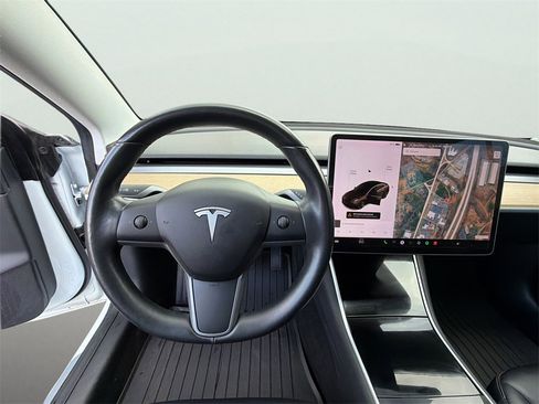 Used 2019 Tesla Model 3 Standard Range Plus image 4