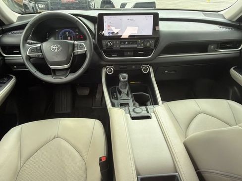 Used 2025 Toyota Grand Highlander FWD image 23