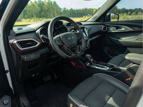 Used 2021 Chevrolet TrailBlazer RS w/ Sun and Liftgate Package FWD image 11