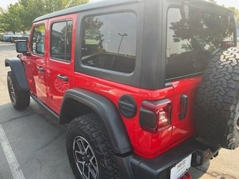 Used 2025 Jeep Wrangler Unlimited Rubicon AWD/4WD image 3