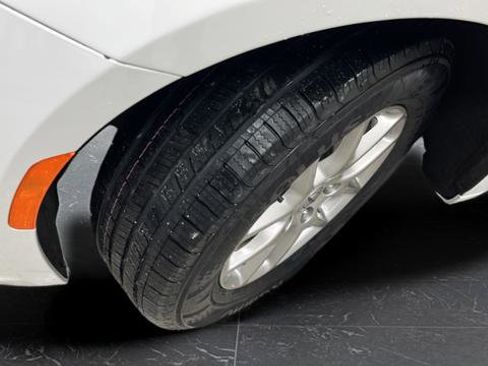 Used 2024 Chrysler Pacifica Touring FWD image 30