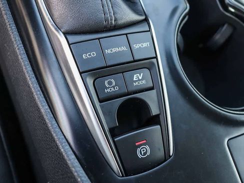 Used 2018 Toyota Camry SE FWD image 21