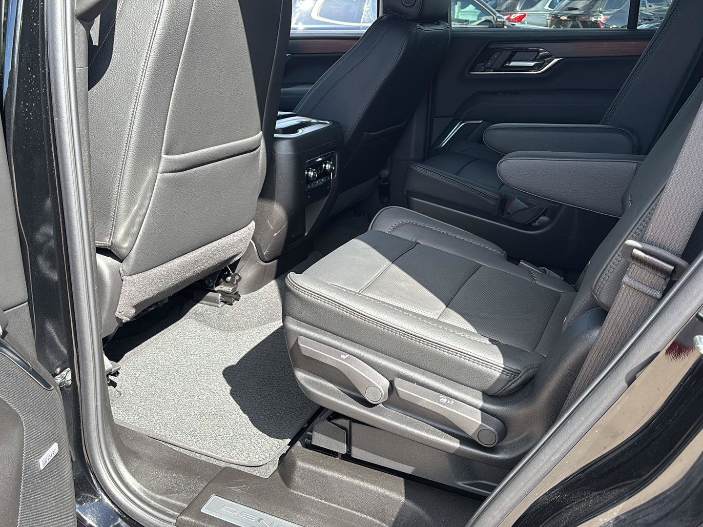 Used 2026 GMC Yukon Denali w/ Sun & Power Step Package AWD/4WD image 19