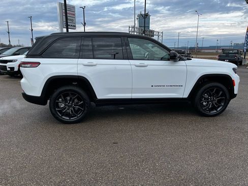 New 2025 Jeep Grand Cherokee Limited image 9