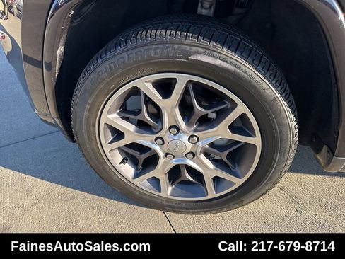 Used 2018 Jeep Grand Cherokee Limited image 32