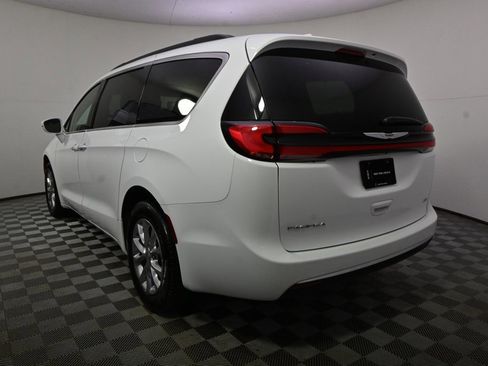 Used 2022 Chrysler Pacifica Touring-L image 4