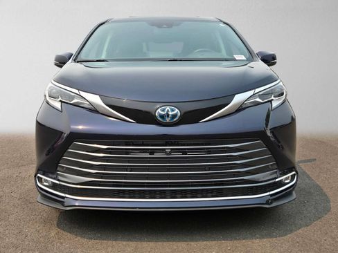 Used 2023 Toyota Sienna Platinum AWD/4WD image 10