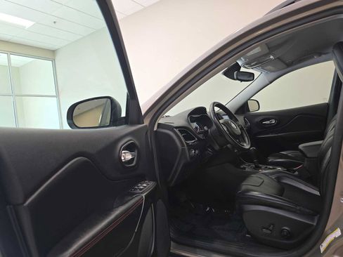 Used 2019 Jeep Cherokee Trailhawk w/ Trailer Tow Group AWD/4WD image 22