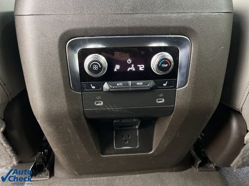 Used 2023 GMC Yukon XL SLT w/ SLT Luxury Package image 27