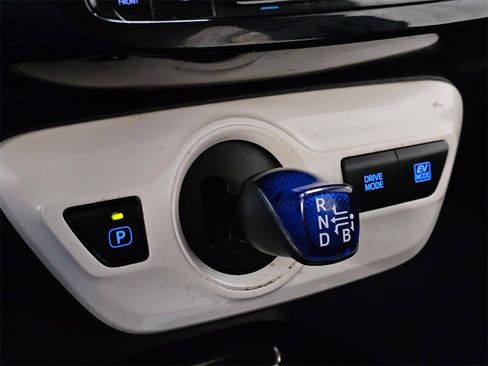 Used 2018 Toyota Prius Three image 33