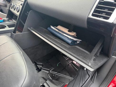 Used 2017 Land Rover Discovery SE image 27