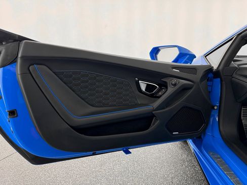 Used 2022 Lamborghini Huracan EVO image 13