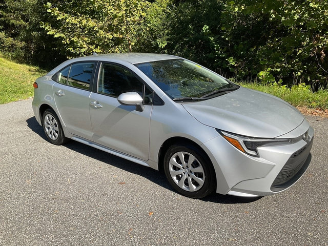 Used 2026 Toyota Corolla LE FWD image 4