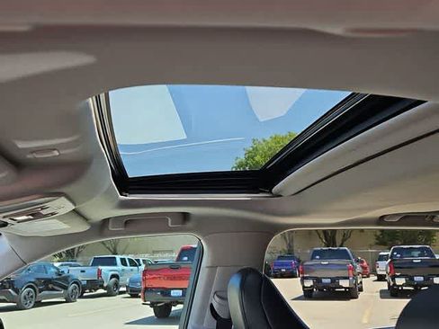 Used 2022 Toyota Highlander XLE FWD image 16