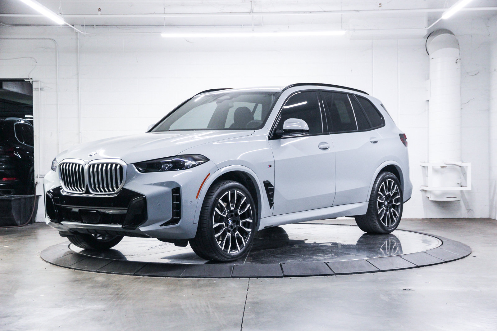 Certified 2024 BMW X5 sDrive40i w/ M Sport Package RWD image 3