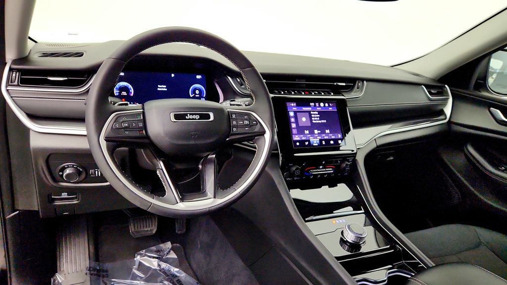 Used 2023 Jeep Grand Cherokee Laredo w/ Luxury Tech Group I AWD/4WD image 13