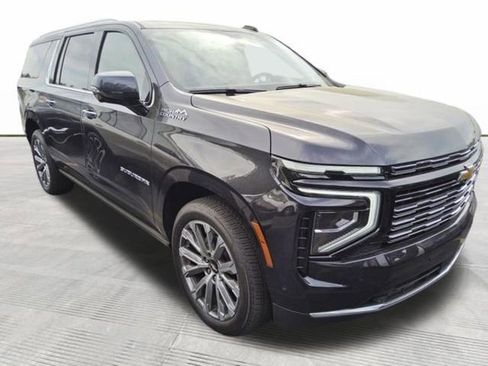 Used 2025 Chevrolet Suburban High Country AWD/4WD image 3
