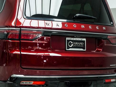 Used 2024 Jeep Wagoneer L Series II w/ Flexible Seating Group AWD/4WD image 14