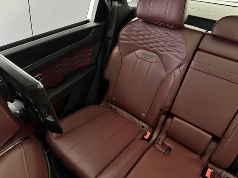 Used 2025 Bentley Bentayga image 25
