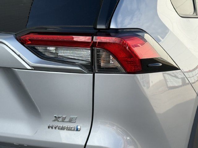 Used 2022 Toyota RAV4 XLE Premium AWD/4WD image 7