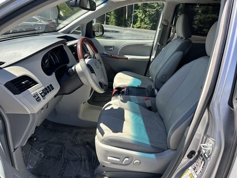Used 2013 Toyota Sienna Limited w/ Premium Pkg AWD/4WD image 16
