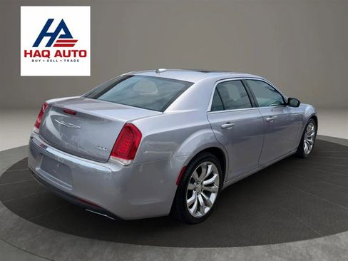 Used 2017 Chrysler 300 Limited w/ Driver Convenience Group RWD image 4