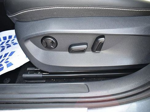 Used 2022 Volkswagen Taos SE image 11