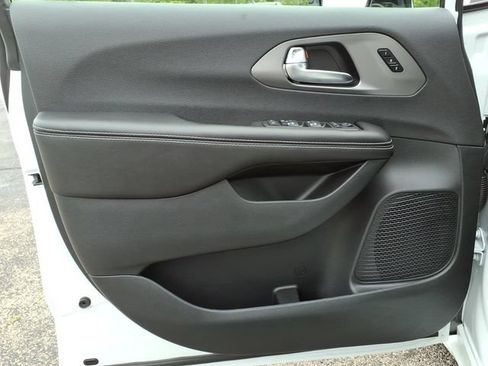 New 2027 Chrysler Pacifica Limited FWD image 10