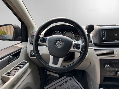 Used 2011 Volkswagen Routan SEL FWD image 18