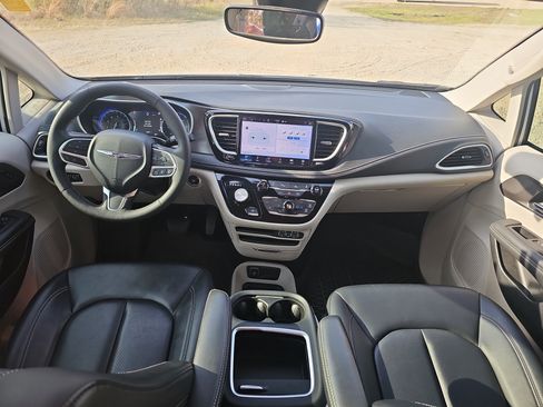 Used 2024 Chrysler Pacifica Touring-L w/ Road Tripper Package image 18