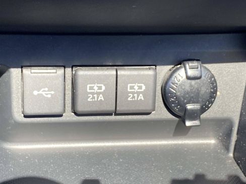 Used 2021 Toyota Highlander XLE AWD/4WD image 14