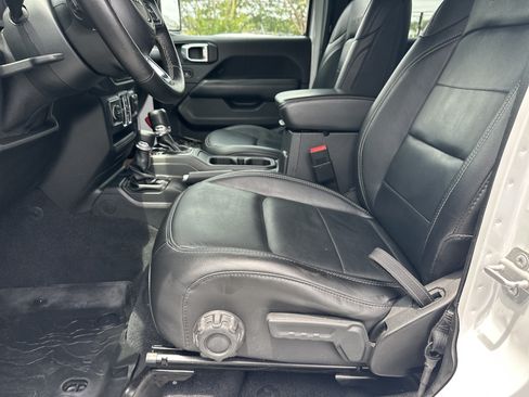 Used 2018 Jeep Wrangler Unlimited Sahara AWD/4WD image 11