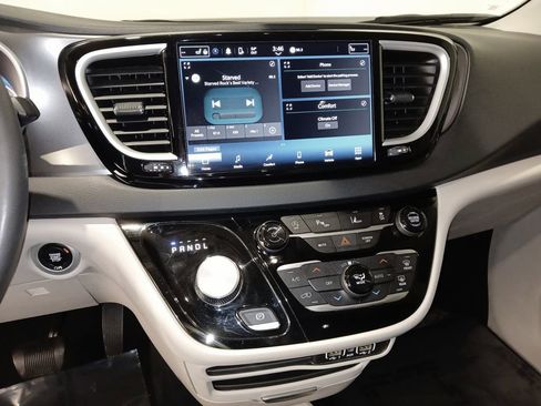 Used 2024 Chrysler Pacifica Touring-L FWD image 19