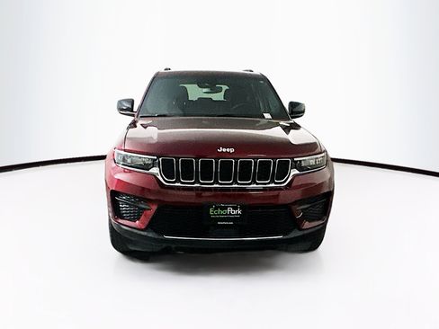 Used 2024 Jeep Grand Cherokee Laredo X image 2