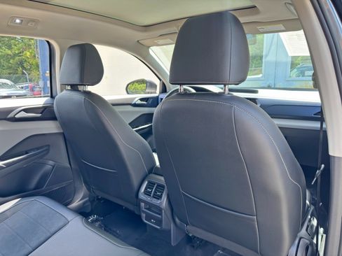 Used 2022 Volkswagen Taos SE w/ Panoramic Sunroof Package AWD/4WD image 30