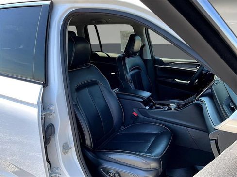 Used 2023 Jeep Grand Cherokee Limited AWD/4WD image 32