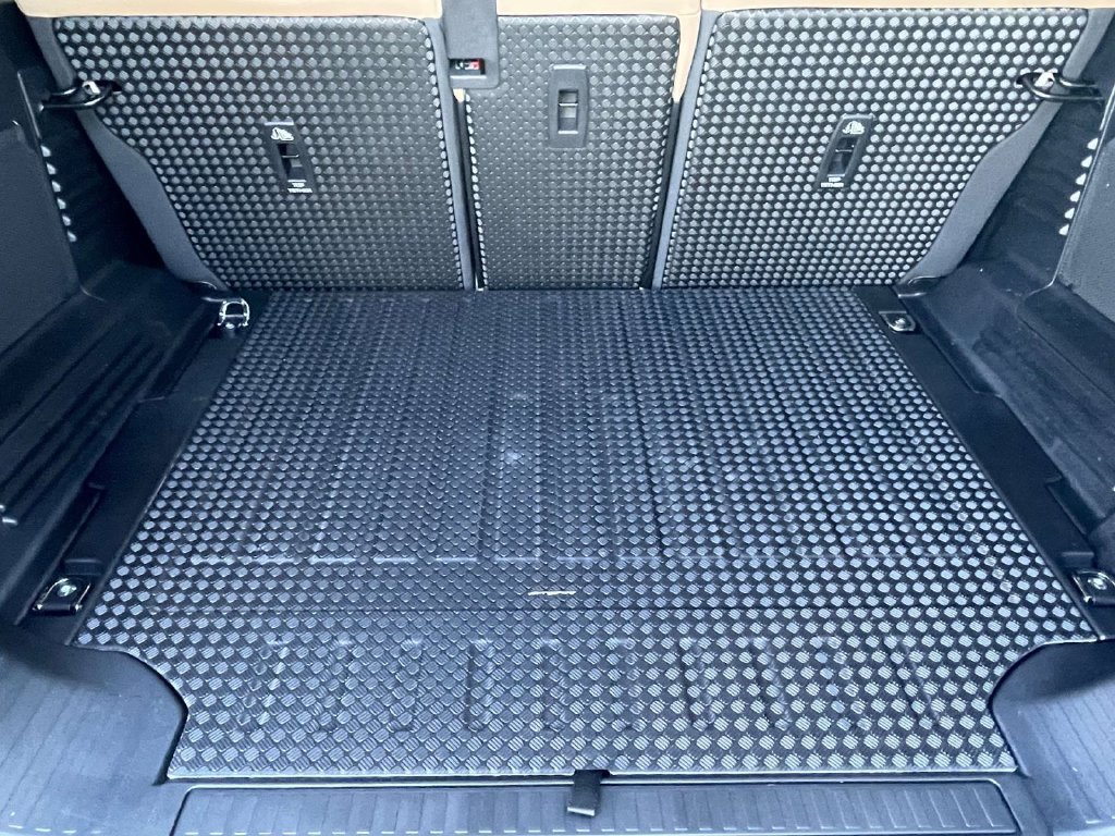 New 2026 Land Rover Defender 110 X-Dynamic SE AWD/4WD image 13