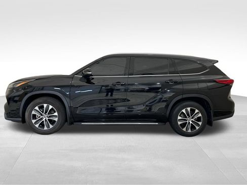 Used 2022 Toyota Highlander XLE FWD image 2