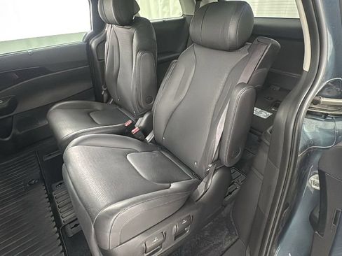 Used 2025 Kia Carnival SX Prestige image 12