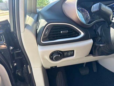 Used 2023 Chrysler Voyager LX FWD image 14