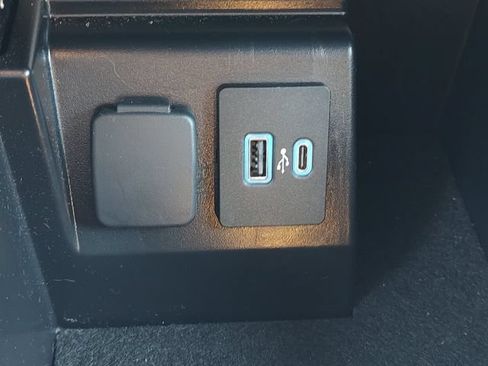 Used 2023 Ford Explorer XLT w/ Equipment Group 202A AWD/4WD image 17