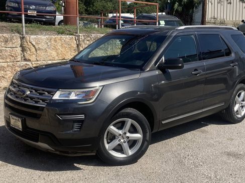 Used 2018 Ford Explorer XLT image 1