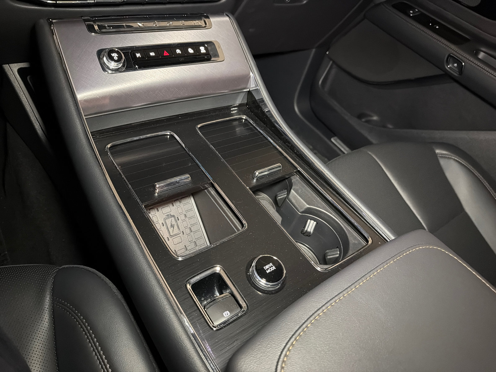 New 2026 Lincoln Aviator AWD w/ Jet Appearance Package image 32