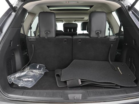 Used 2017 Nissan Pathfinder SL w/ SL Premium Package AWD/4WD image 9