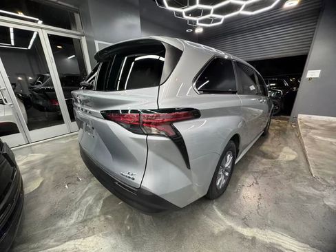 Used 2021 Toyota Sienna LE image 4