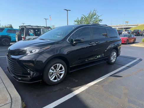 Used 2023 Toyota Sienna XLE Woodland Edition AWD/4WD image 4