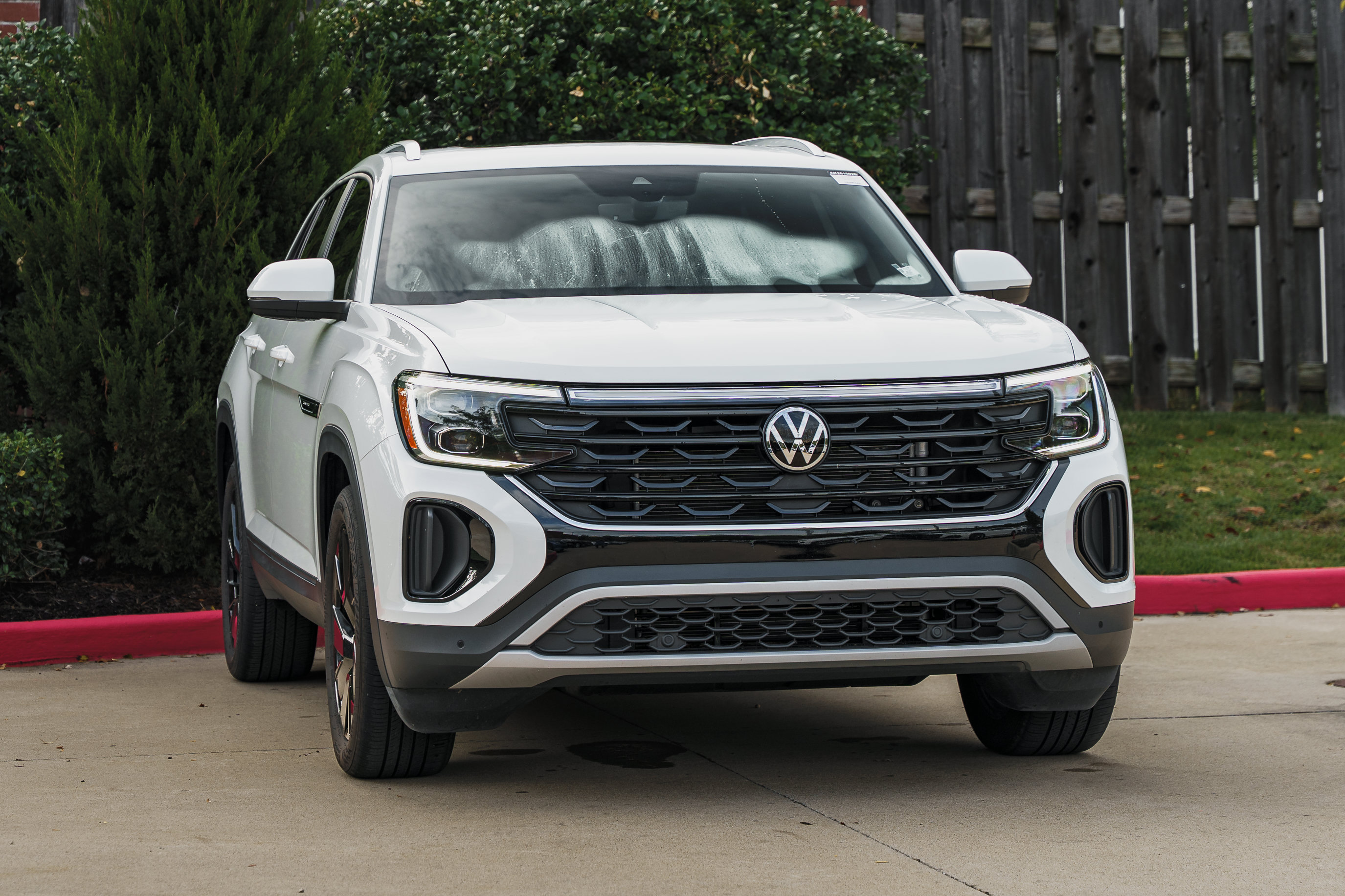 Used 2024 Volkswagen Atlas Cross Sport SE w/ Panoramic Sunroof Package AWD/4WD image 2
